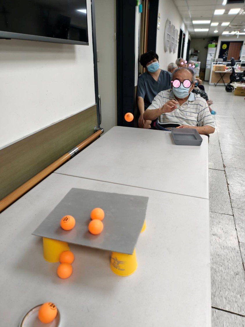 長者專注參與乒乓球黏黏樂活動。