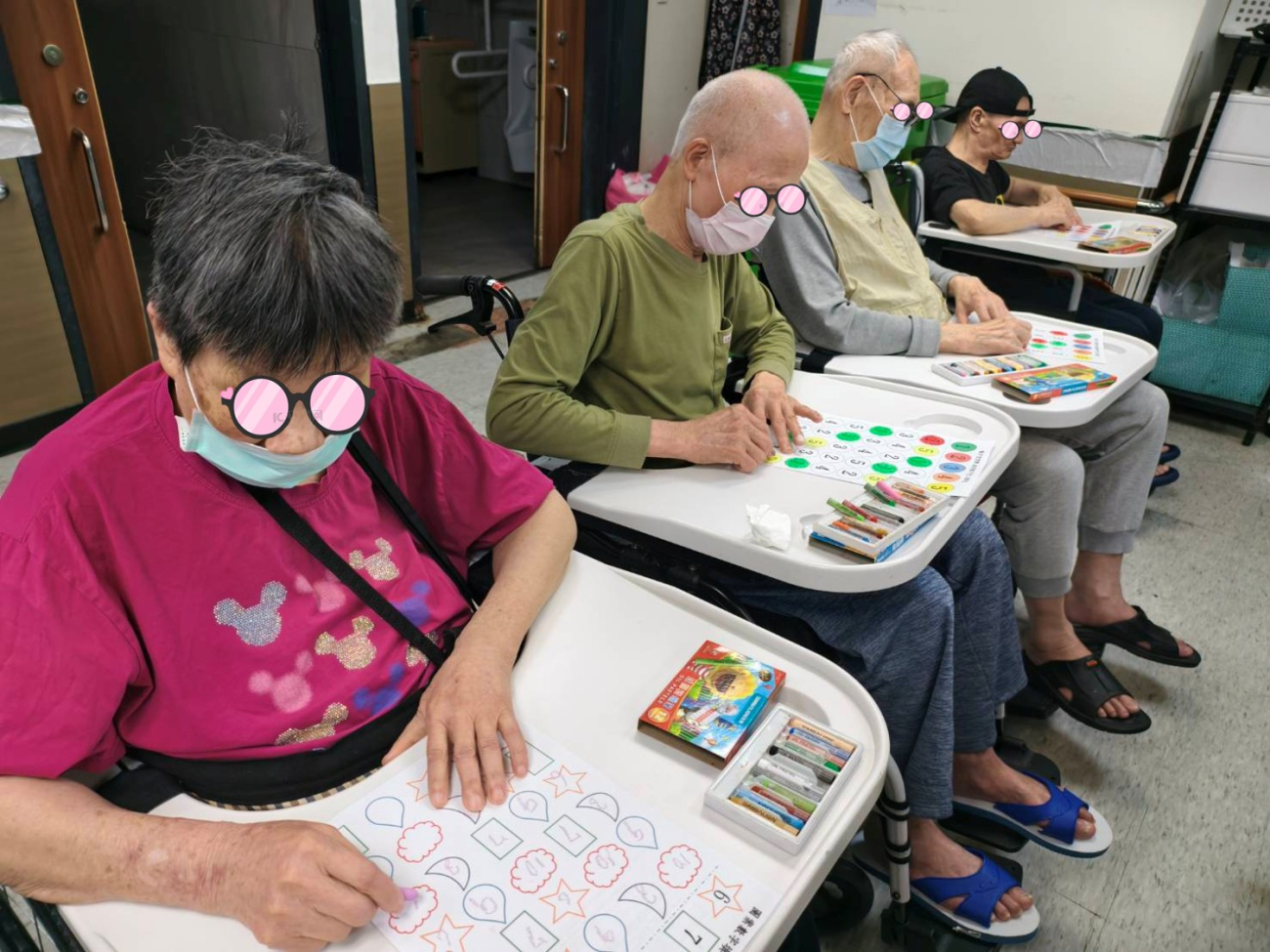 長者參與數字、顏色與圖案認知活動。