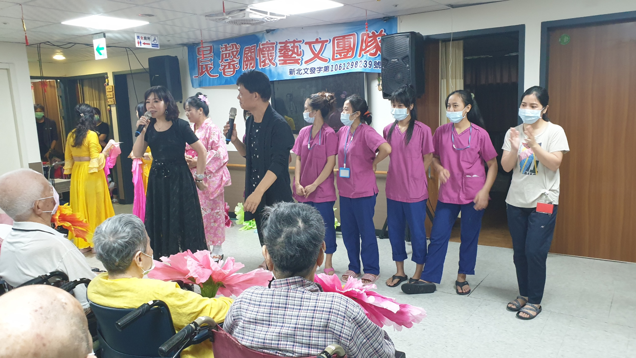 晨馨表演團體與中心人員共同互動。